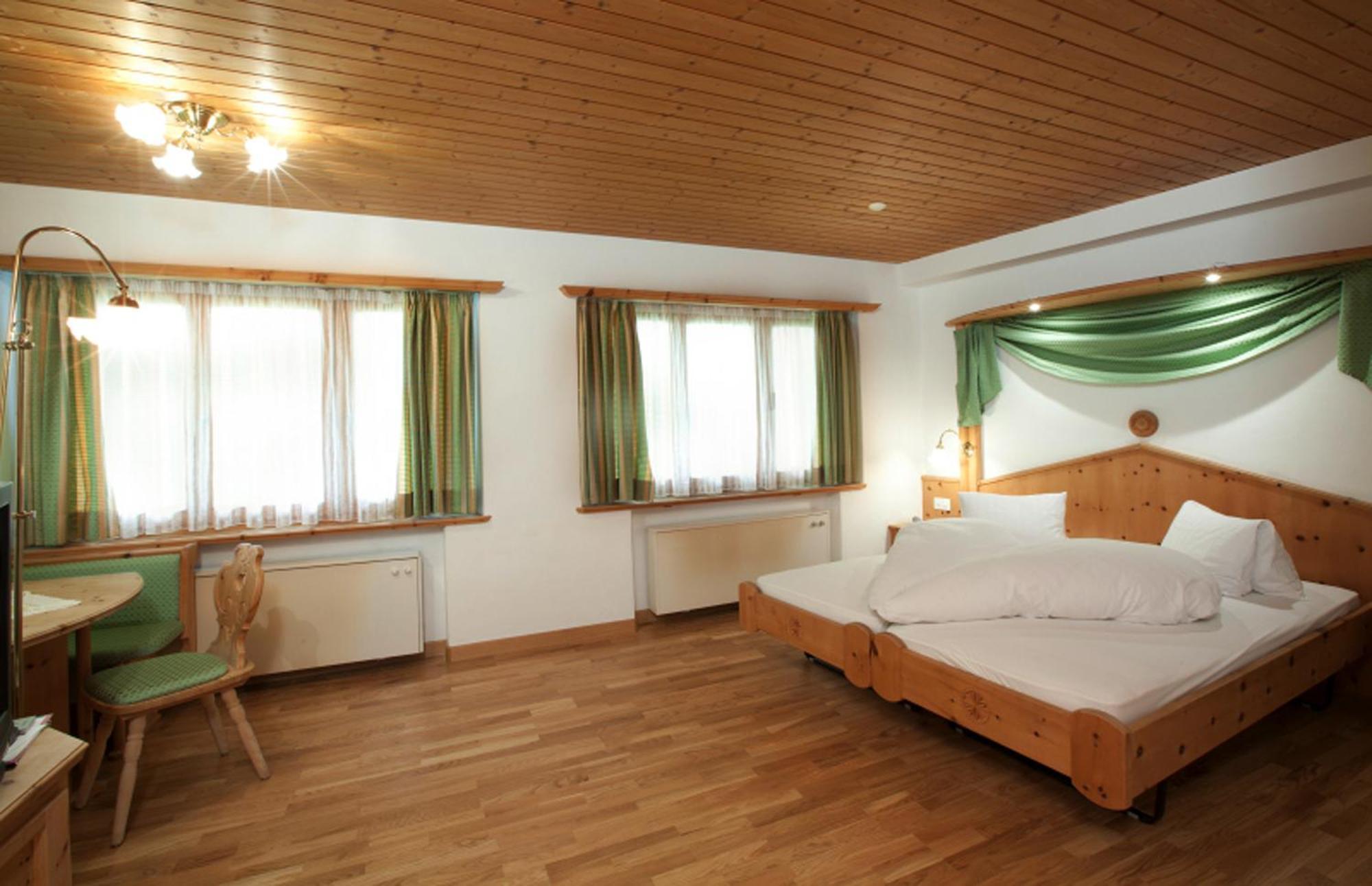 Hotel Astras Скуоль Екстер'єр фото